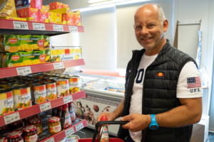 Portrett av mann ved butikkhylle