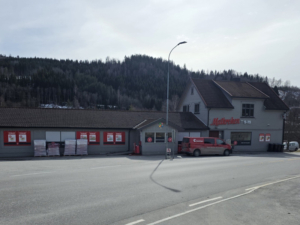 Butikk og parkeringsplass