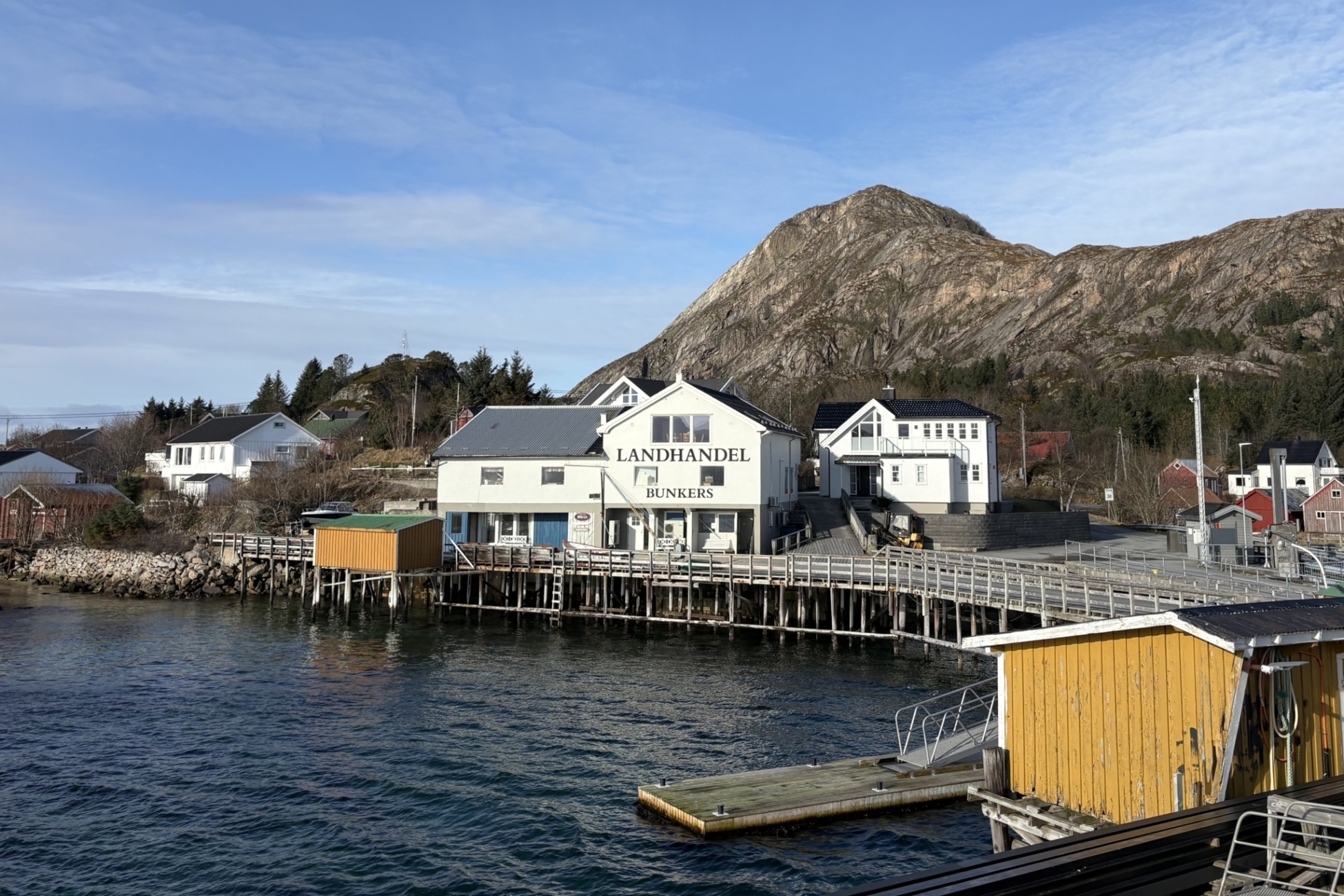 Hus og kai, fjell og skog
