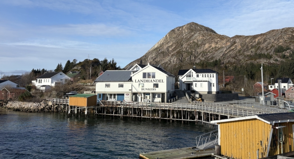 Hus og kai, fjell og skog
