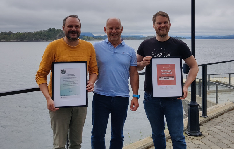 Tre menn med diplomer