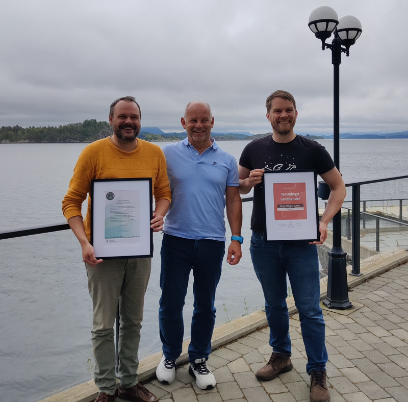 Tre menn med diplomer